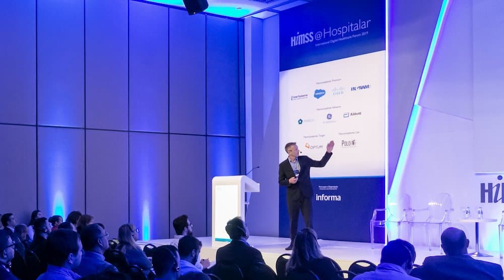 Thomas Ravnholt på scenen ved HIMSS @ Hospitalar i São Paulo